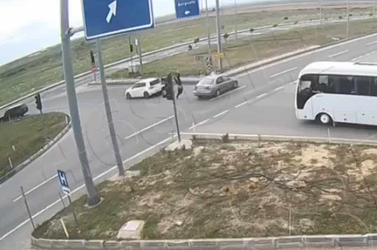 Edirne’de Yunan sürücünün motosiklete çarptığı kaza kamerada
