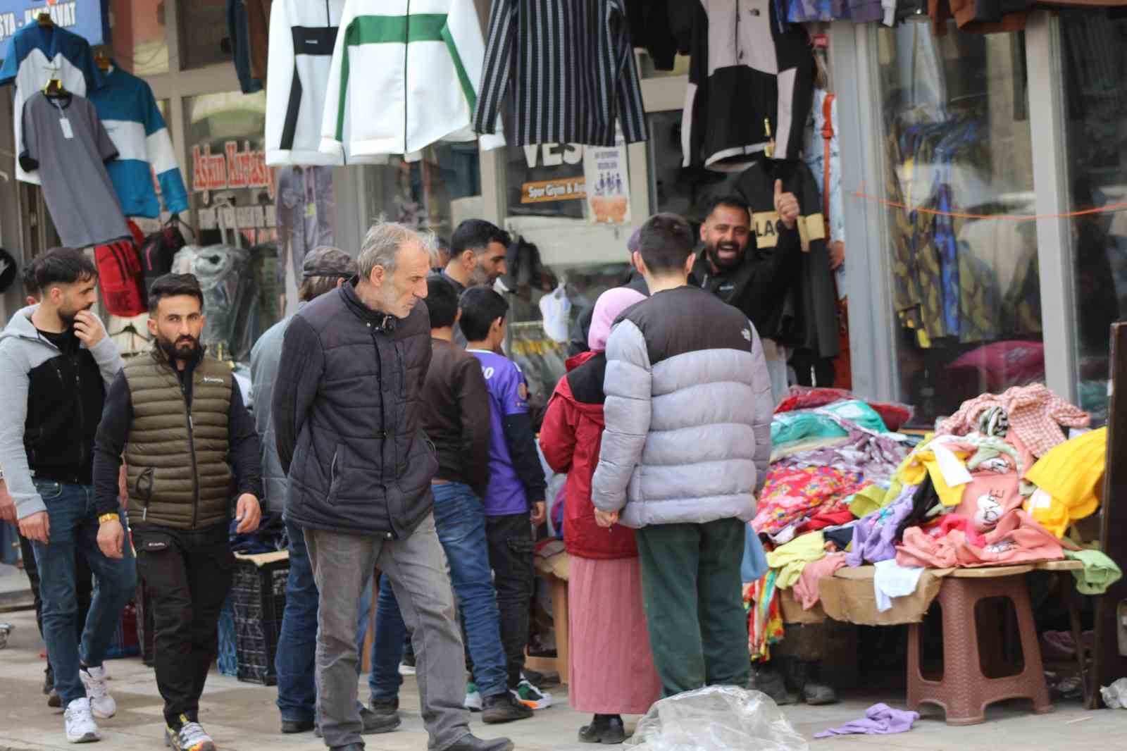 Sarıkamış’ta bayram alışverişi yoğunluğu yaşanıyor