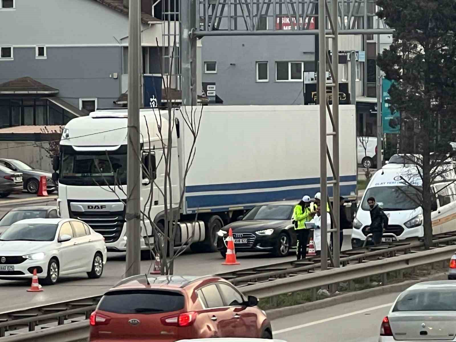 D-100’de tırın altında kalan motosiklet sürücüsü hayatını kaybetti