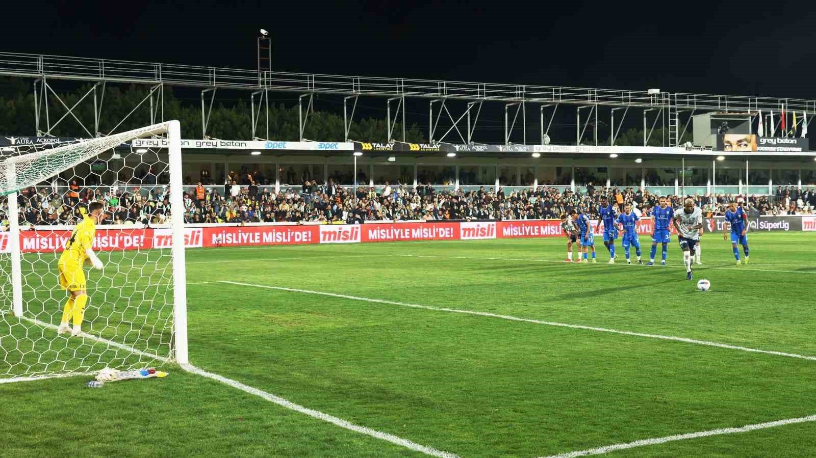 Trendyol Süper Lig: Bodrum FK: 1 - Fenerbahçe: 4 (İlk yarı)