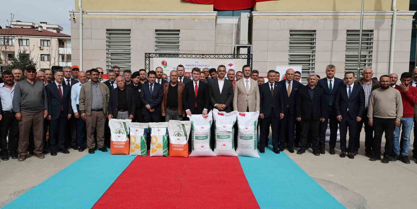 Amasya’da çiftçilere kuraklığa dayanıklı yağlık ayçiçeği ve nohut tohumu dağıtıldı
