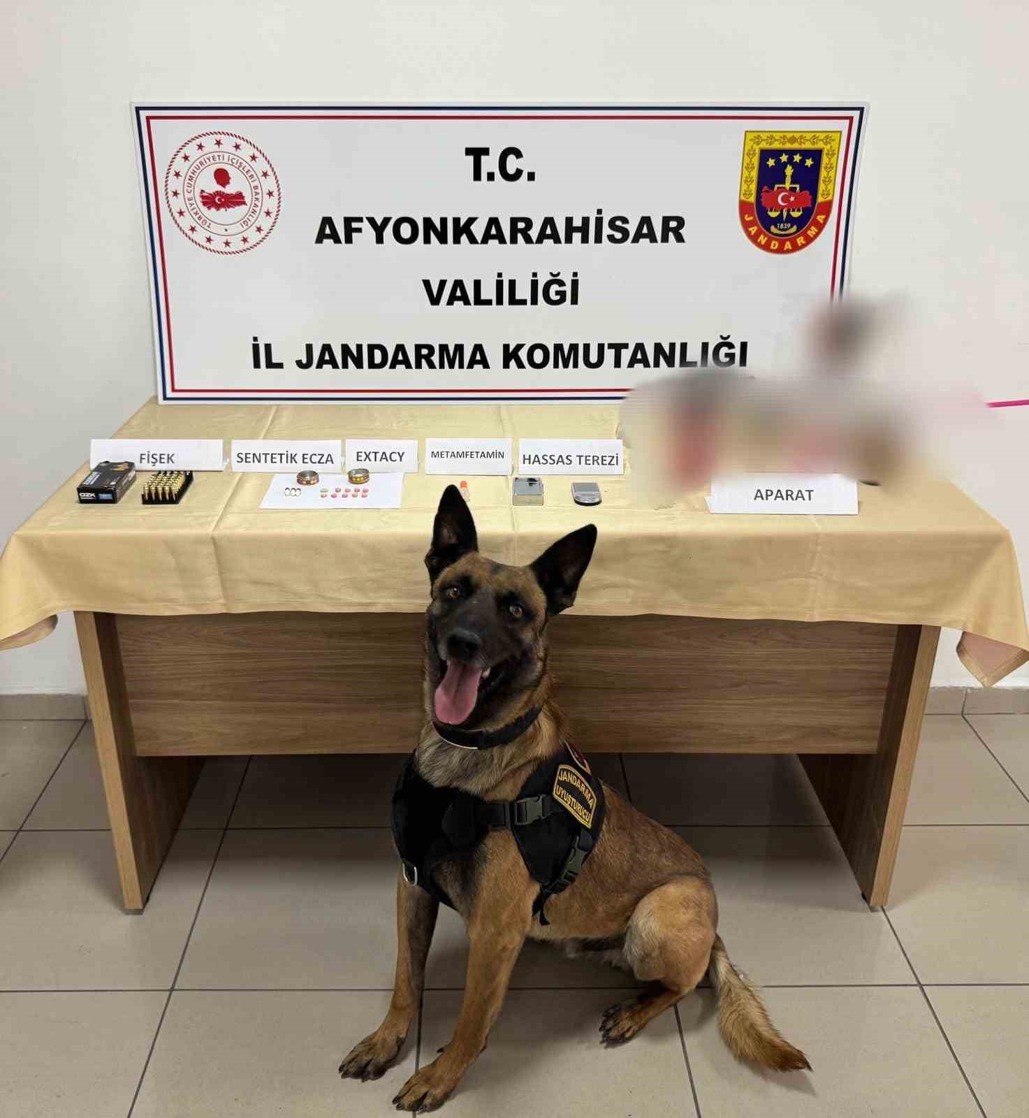 Uyuşturucu kullanmak suçundan aranırken, uyuşturucu maddelerle yakalandı