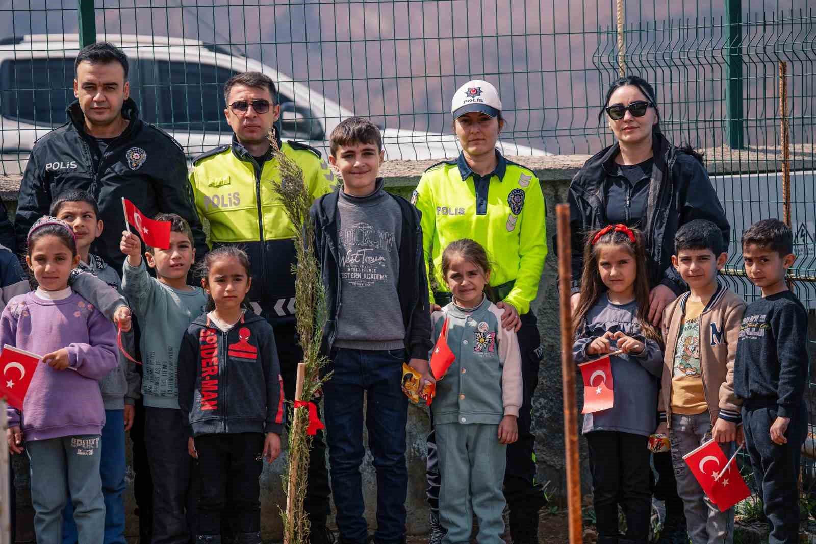 Polis ve öğrenciler Kato Dağı eteklerine fidan dikti