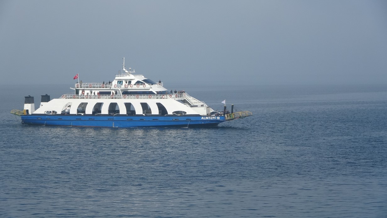 Sis etkisini yitirdi, Çanakkale Boğazı’nda feribot seferleri tekrar başladı