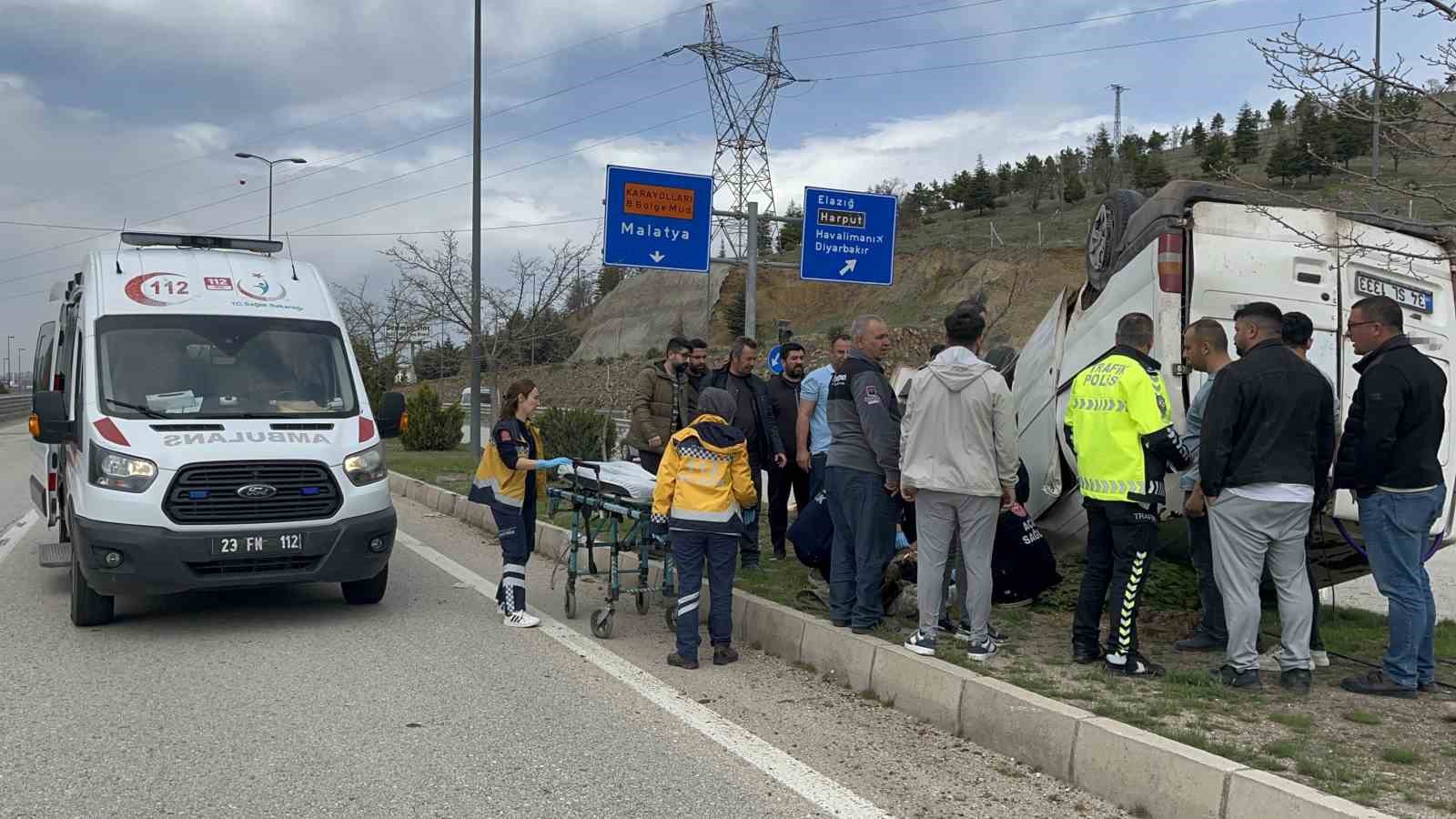 Hafif ticari araç takla attı, sürücü şans eseri kurtuldu