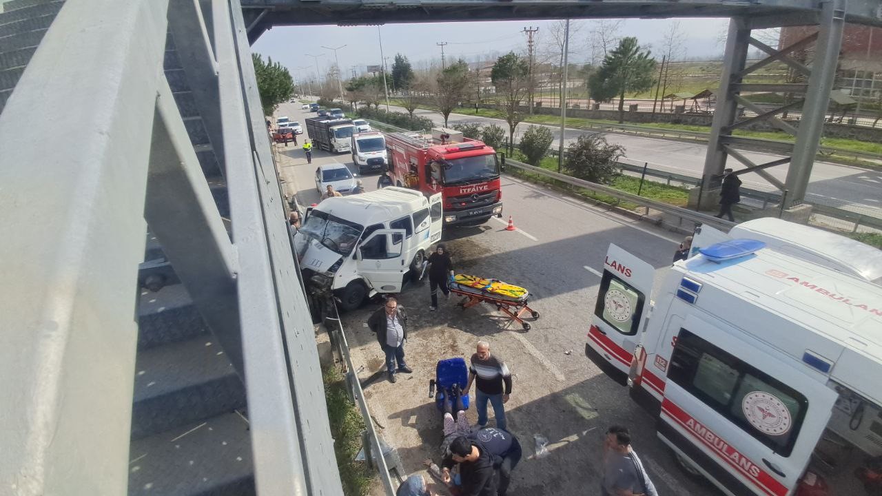 Samsun’da minibüs üst geçidin direğine çarptı: 7 yaralı