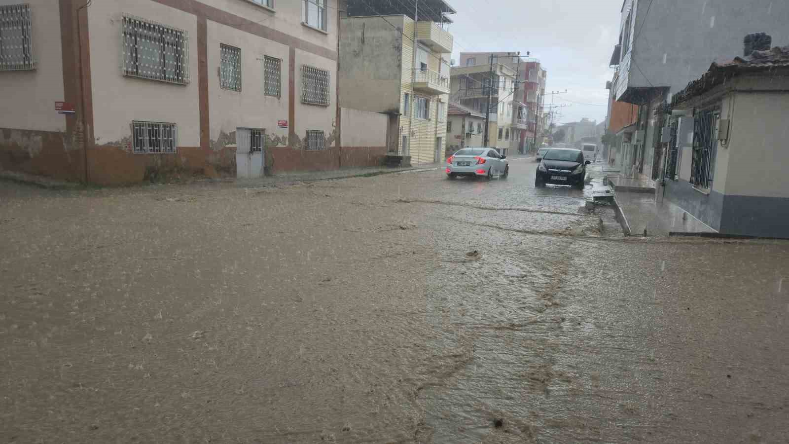 Edremit’te sağanak etkili oldu, cadde ve sokaklar dereye döndü