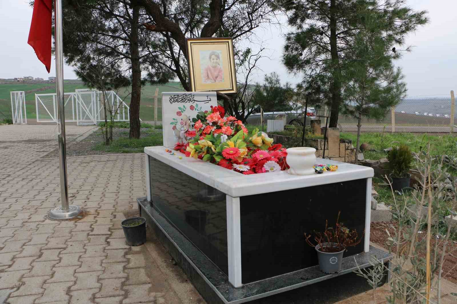 Arkadaşları bayramda Narin’in mezarını ziyaret etti