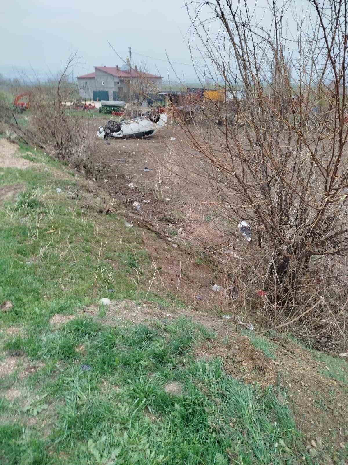 Elazığ’da iki araç çarpıştı, biri bahçeye uçtu: 6 yaralı