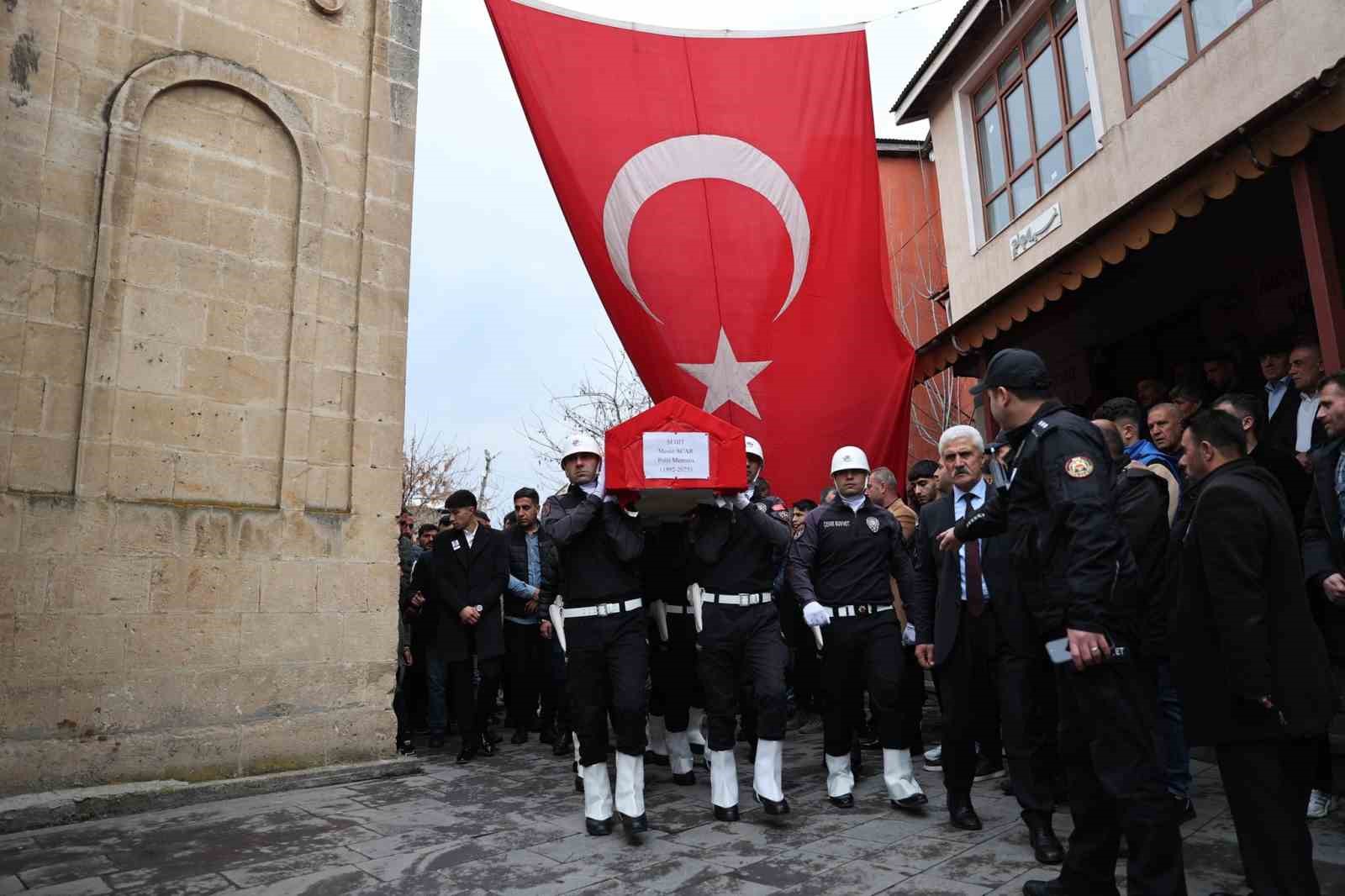 Şehit polis Mesut Acar memleketi Muş’ta son yolculuğuna uğurlandı