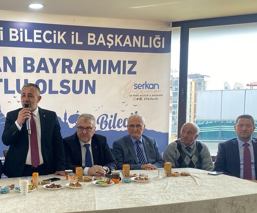 AK Parti’de bayramlaşma programı yoğun katılım sağladı