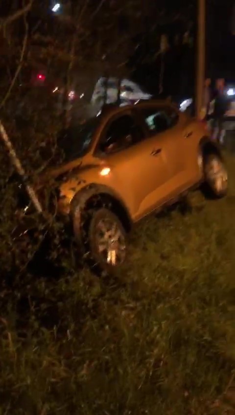 Kocaeli’de iki otomobil çarpıştı, sürücüler yaralandı