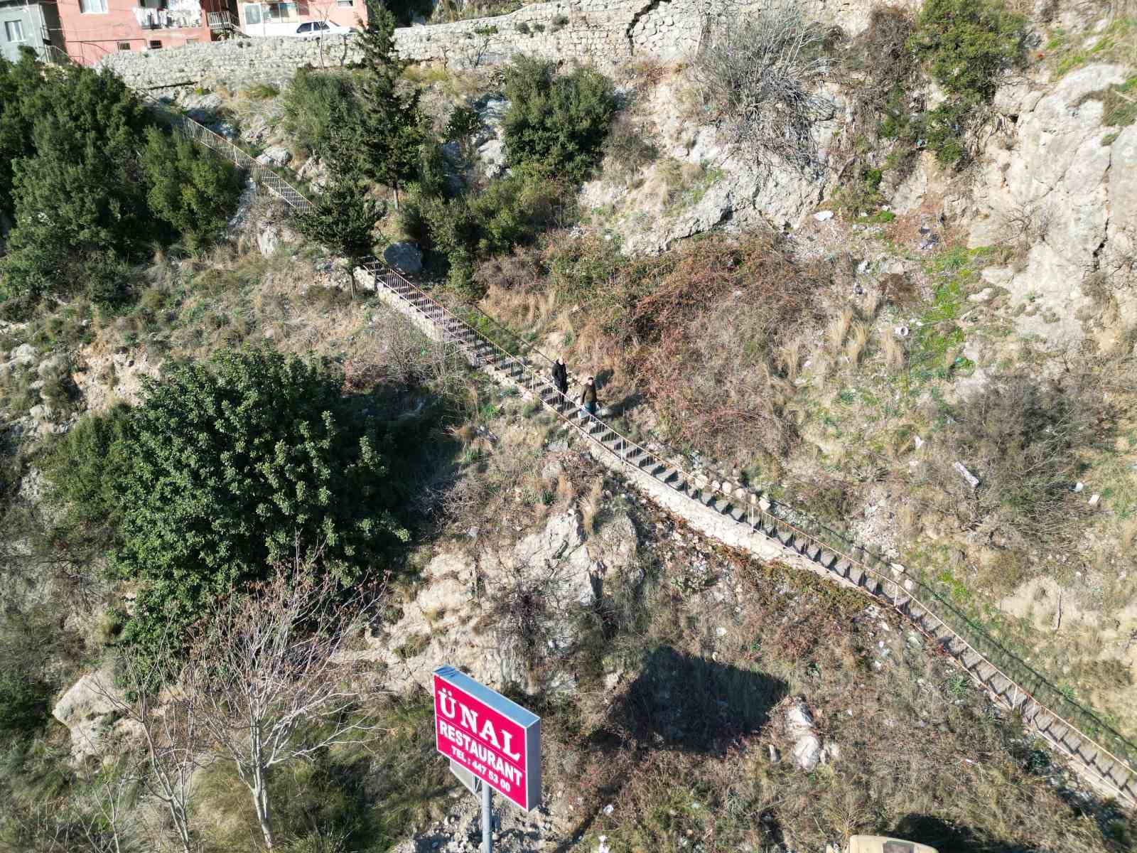 107 basamaklı merdivenden dinlene dinlene evlerine ulaşıyorlar