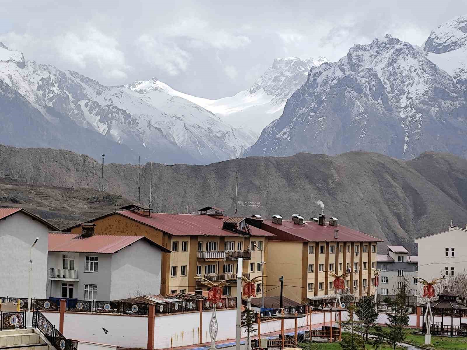Hakkari’de mart ayında kar sürprizi