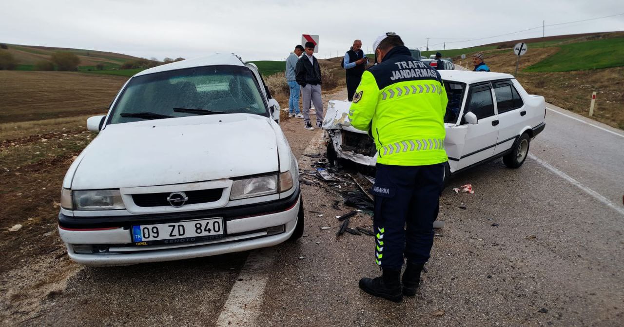 Isparta’da iki otomobil çarpıştı: 5 yaralı