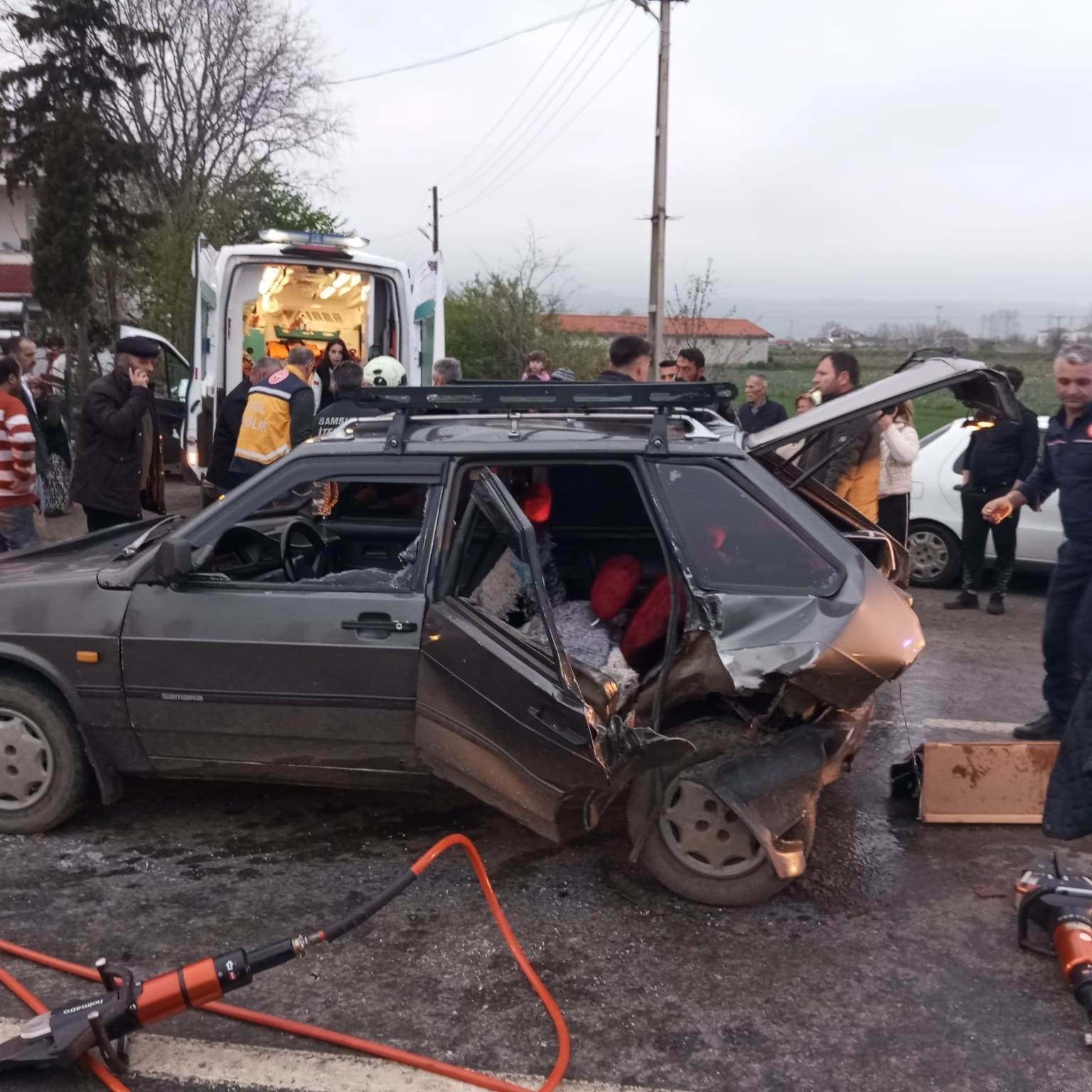 Samsun’da iki otomobil kavşakta çarpıştı: 3 yaralı
