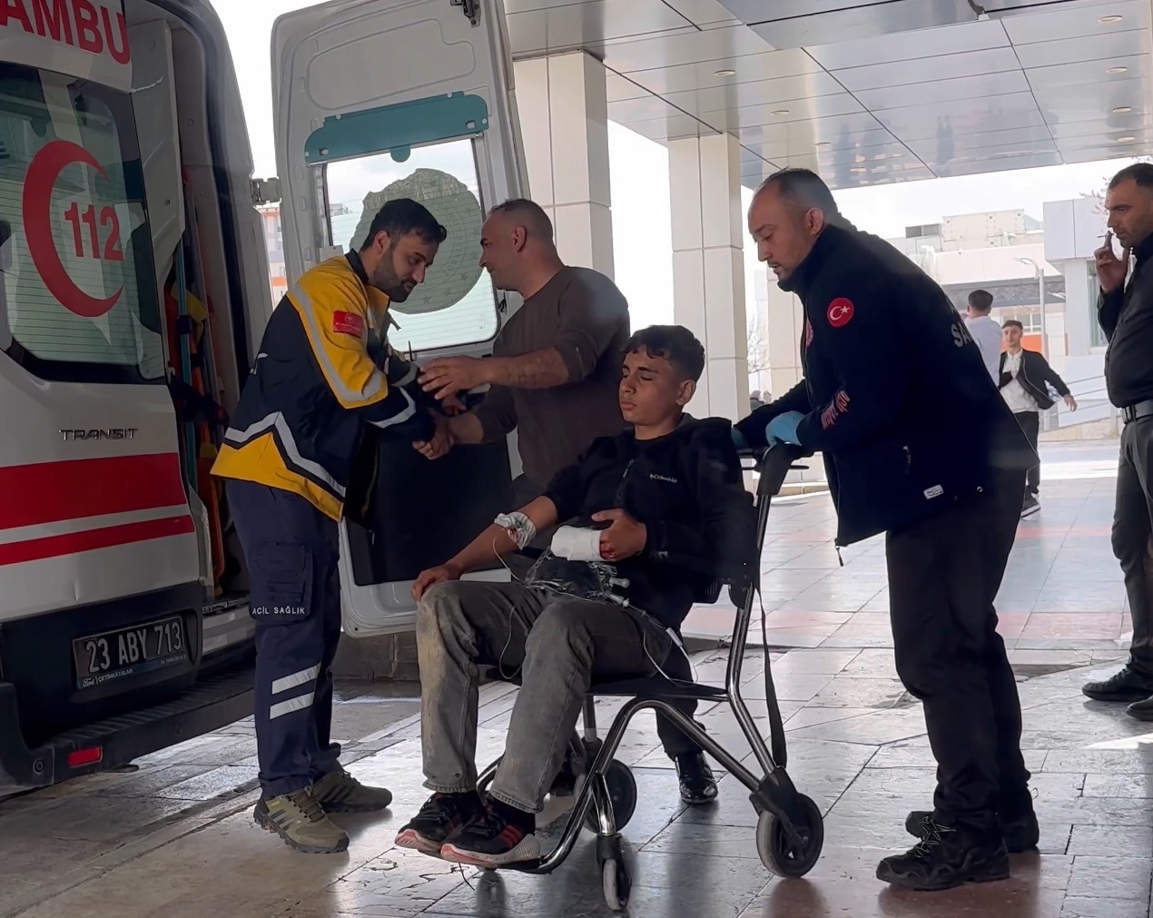 Elazığ’da çapa makinesine elini kaptıran 14 yaşındaki çocuk, yaralandı