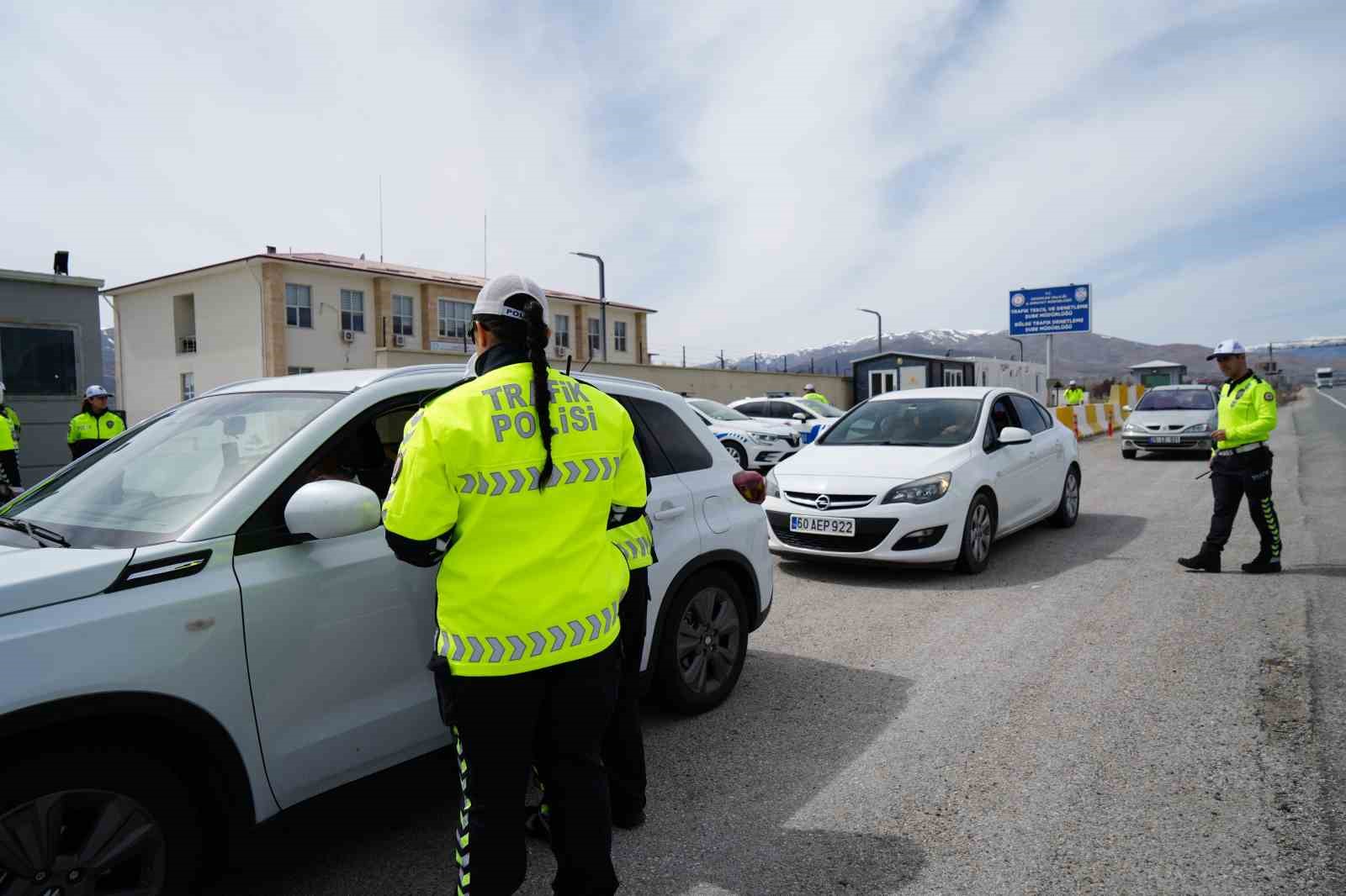 Erzincan’da trafik denetiminde kolonya ve şeker ikramı