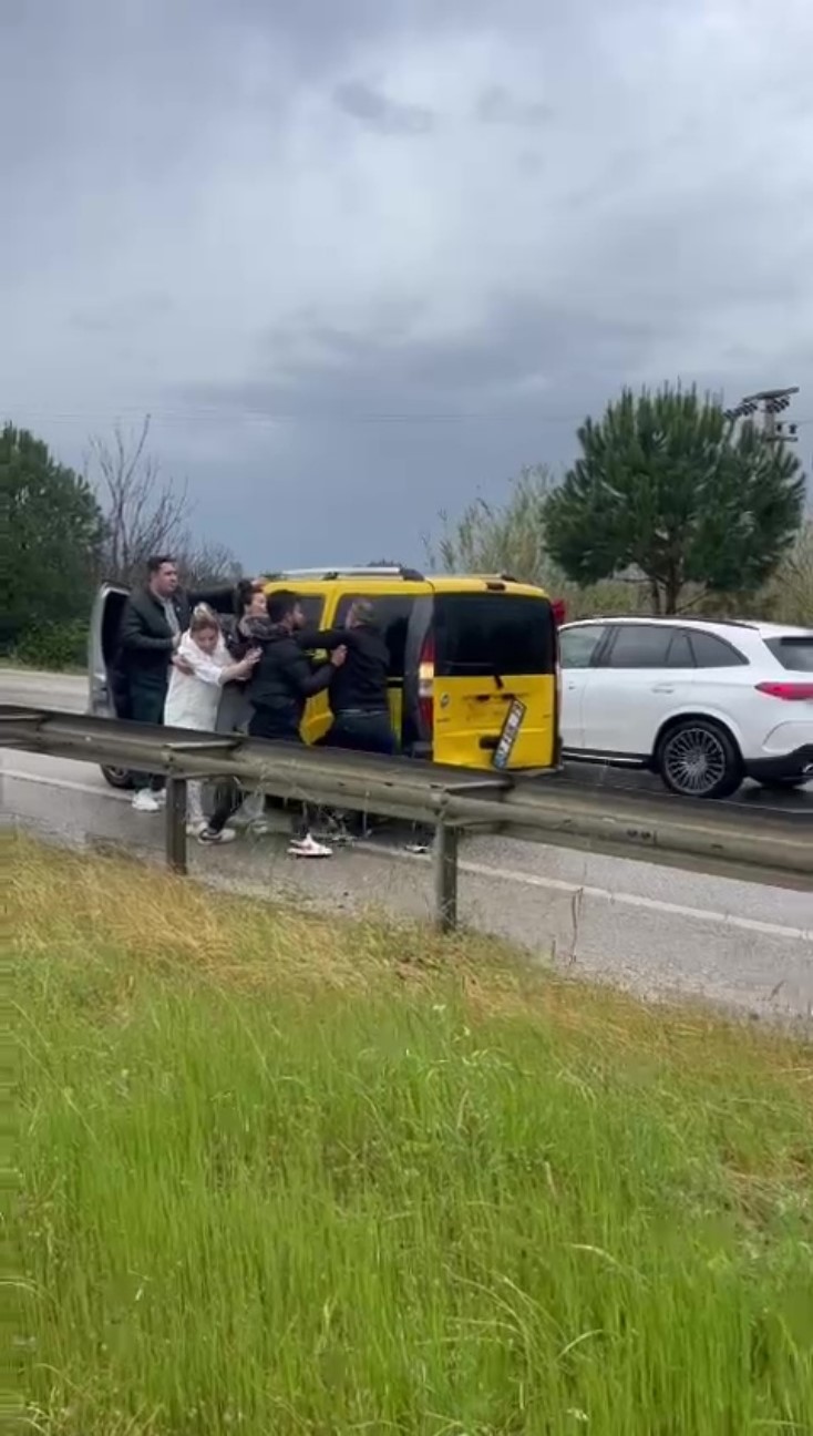 Kaza sonrası sürücülerin tekme tokat kavgası kamerada