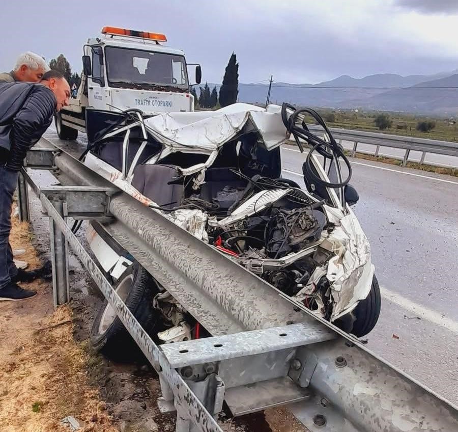 Manisa’da otomobil ile kamyon çarpıştı: 5 yaralı
