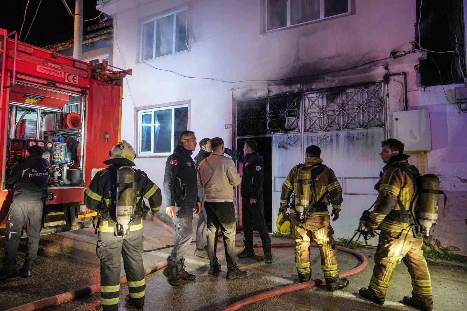 Yanan binadaki köpeği itfaiye ekipleri kurtardı