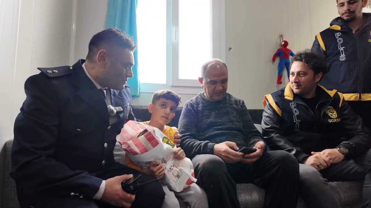 Depremde öksüz kalan Çınar Efe’ye polislerden bayram ziyareti