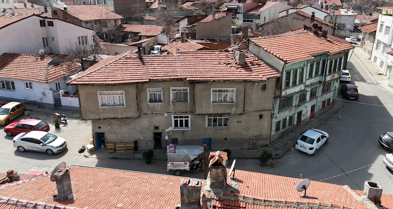 Evden atılan yaşlı adamın yüzü İHA’nın haberinden sonra güldü