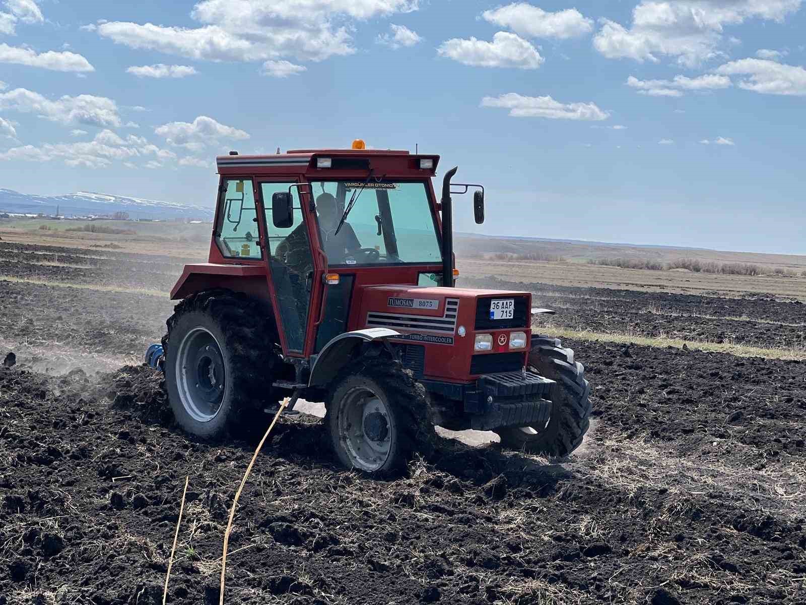 Kars’ta çiftçiler tarlalarını sürmeye başladı