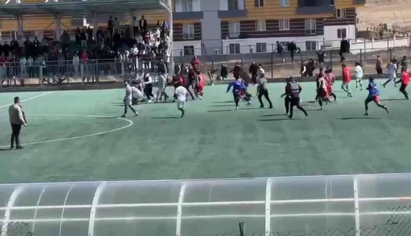Kars’ta futbol sahası, savaş alanına döndü