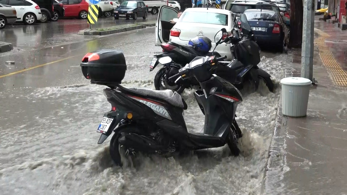 Samsun’da sağanak ve dolu hayatı olumsuz etkiledi