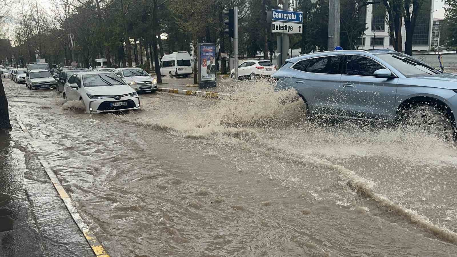 Elazığ’da kuvvetli yağışta yolda kalan aracı vatandaşlar iterek götürdü
