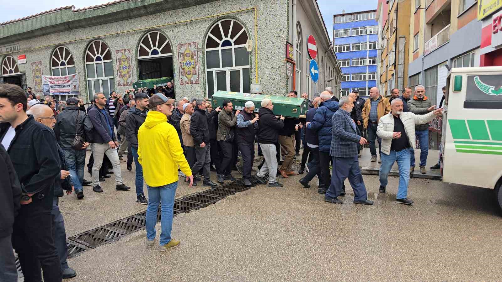 Kastamonu’daki kazada ölen baba, oğul ve hala Karabük’te toprağa verildi