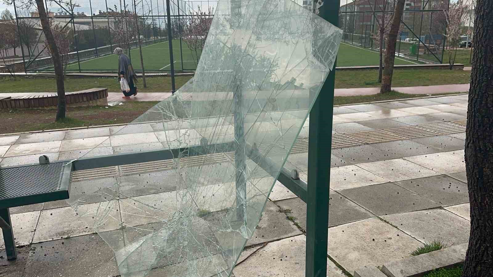 Elazığ’da otobüs durağına zarar veren 3 kişi yakalandı