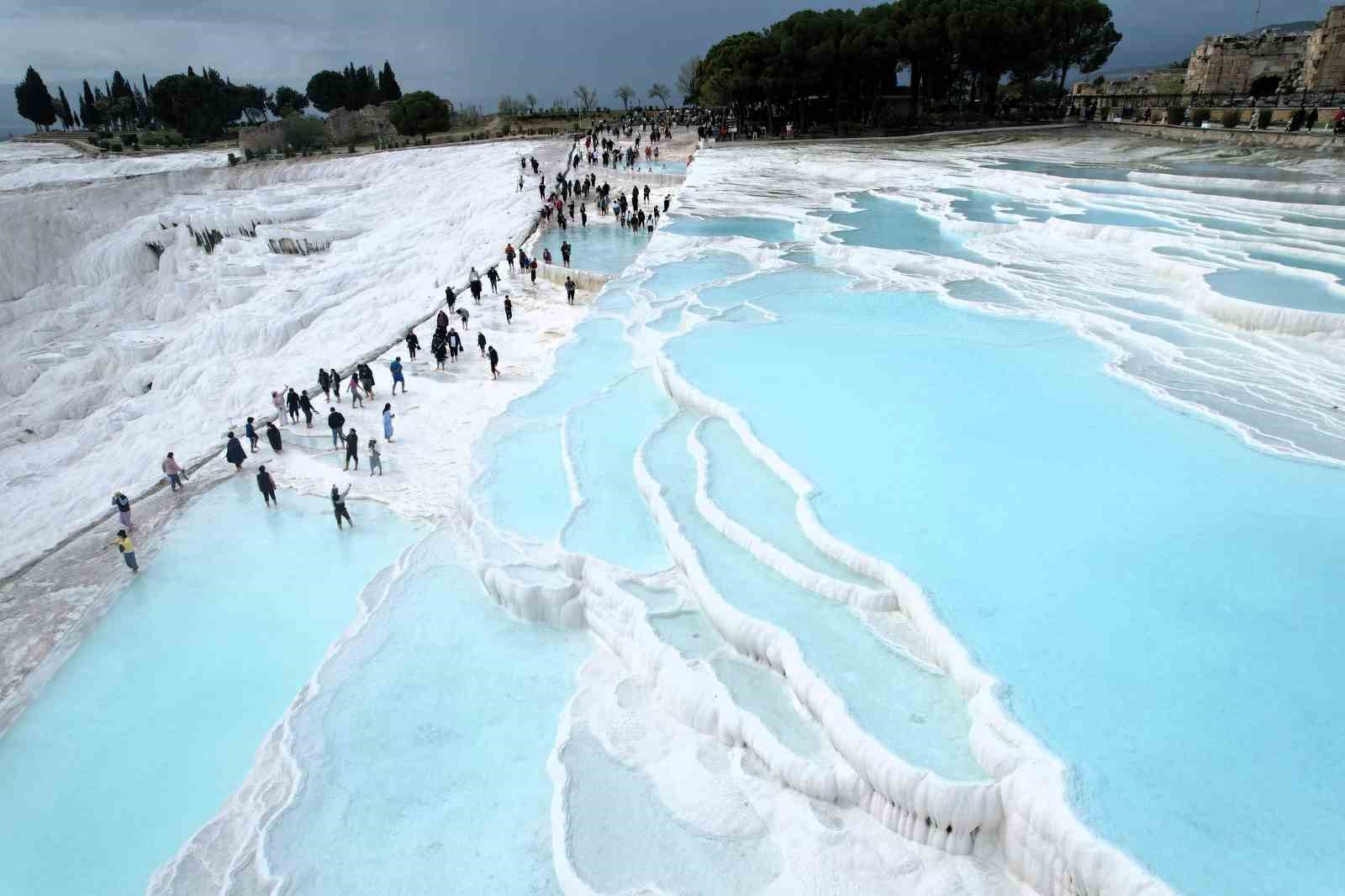 Beyaz Cennet Pamukkale’de bayram yoğunluğu devam ediyor