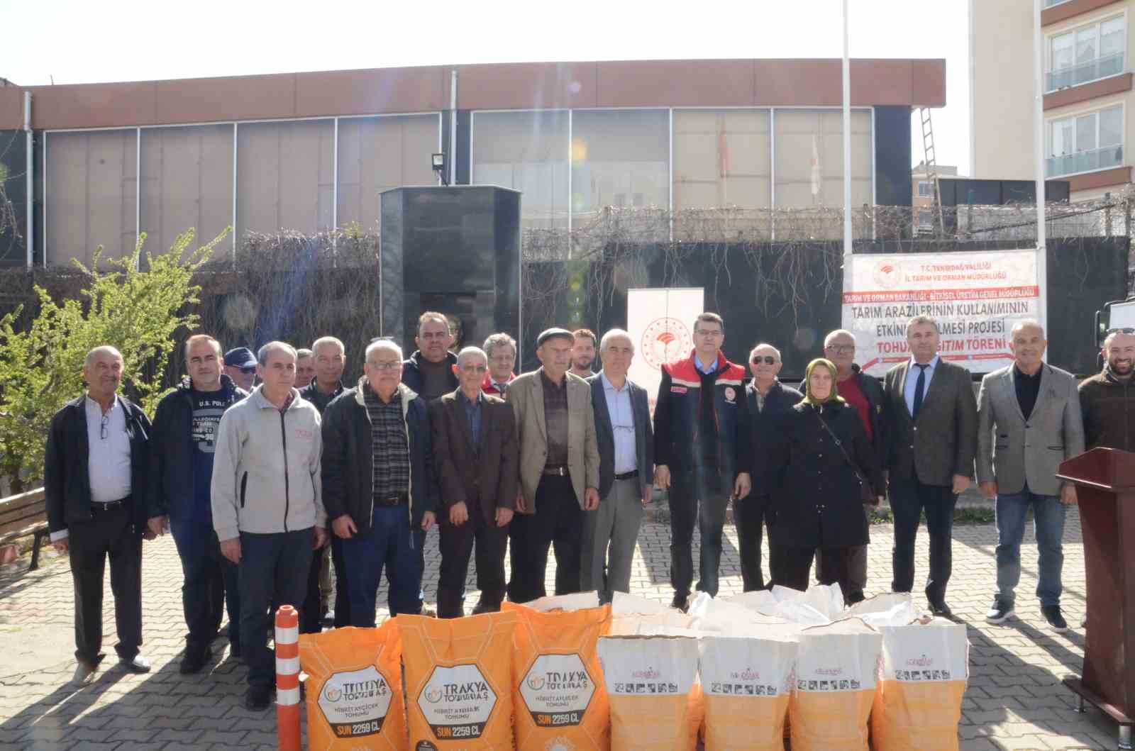Üreticilere ayçiçeği ve kanola tohumu dağıtıldı