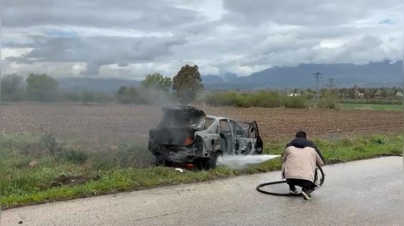 Osmaniye’de seyir halindeki otomobil yandı