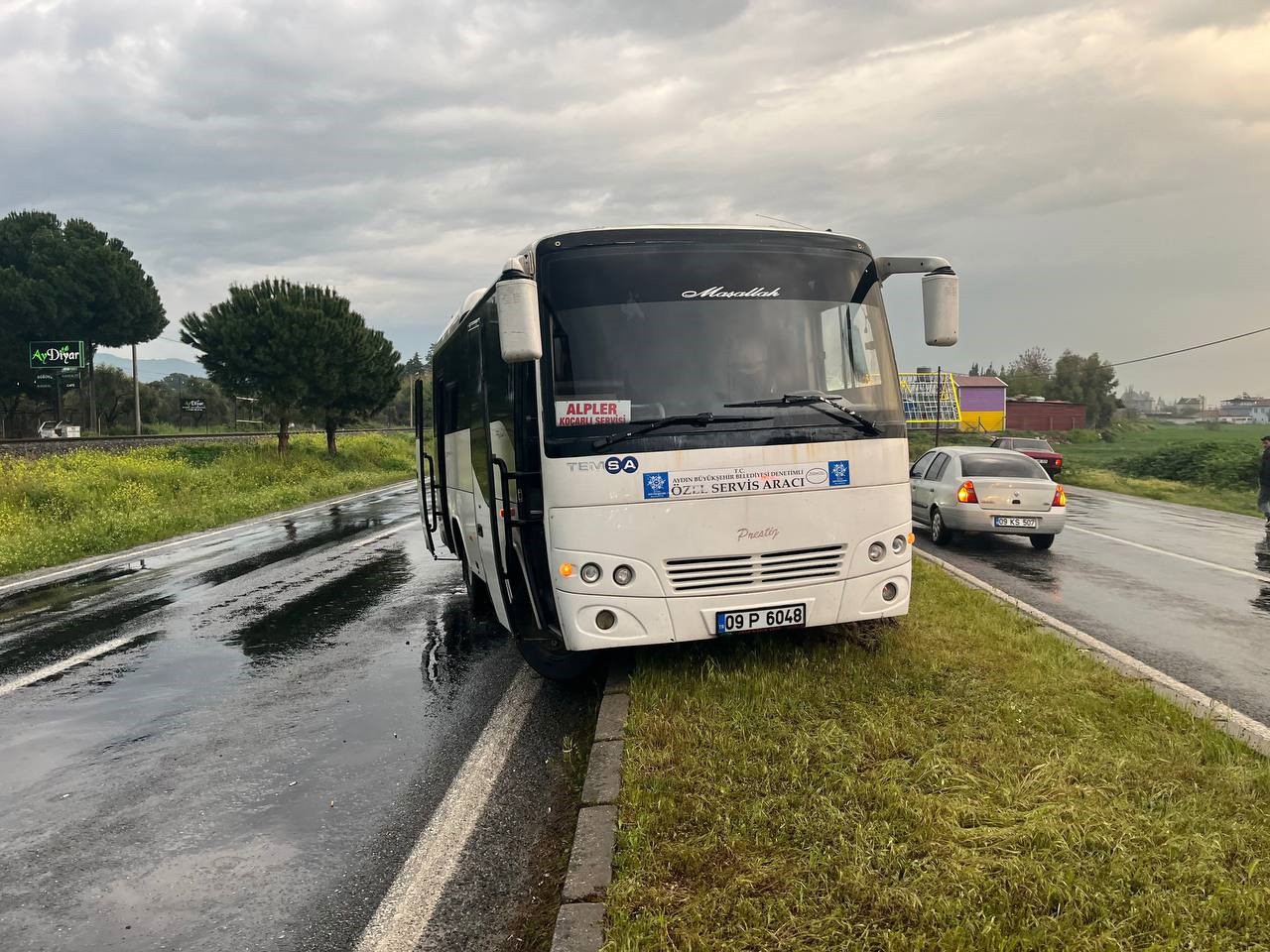 İşçi taşıyan servis aracı orta refüje çıktı