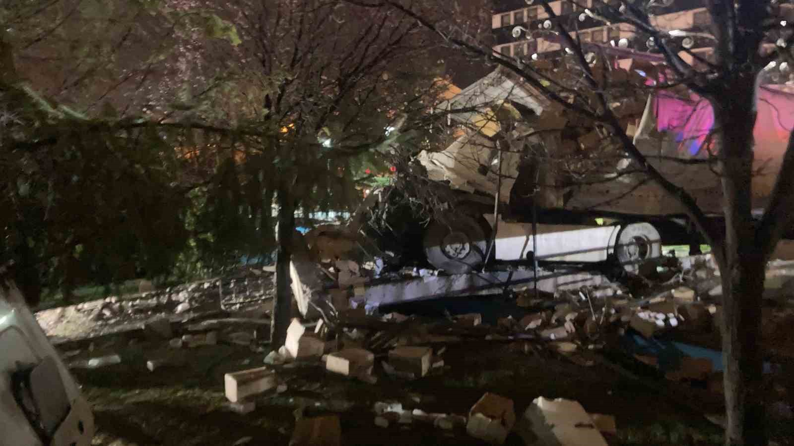 Ankara’da freni boşalan tır parka daldı: 1 ölü