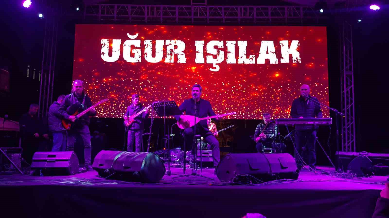 Uğur Işılak Karabük’te sahne aldı
