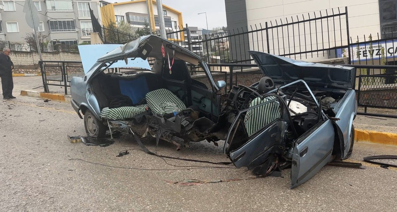 Demir korkuluğa çarpan Fiat Tofaş ikiye ayrıldı