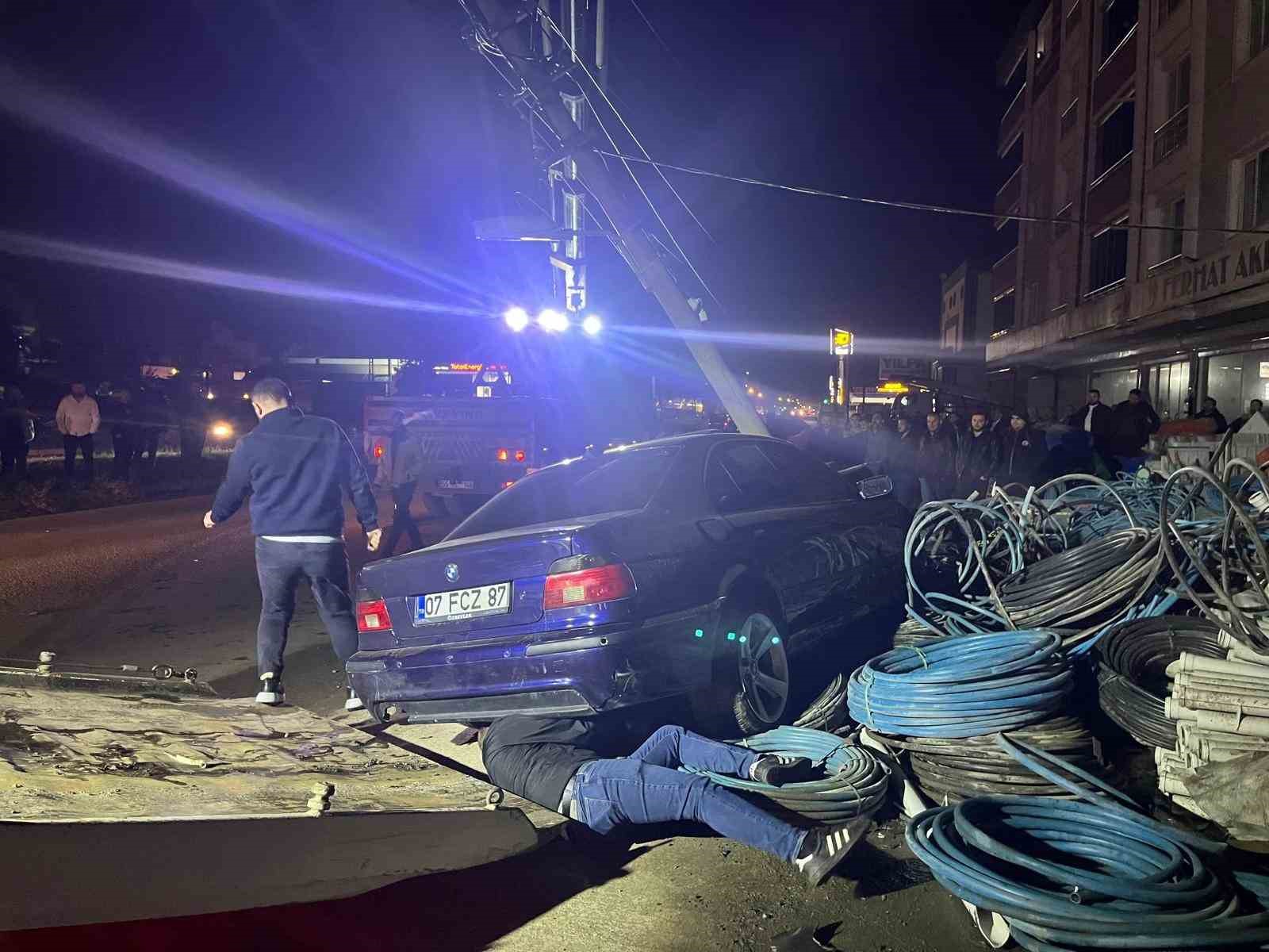 Yoldan çıkan otomobil elektrik direğine çarptı