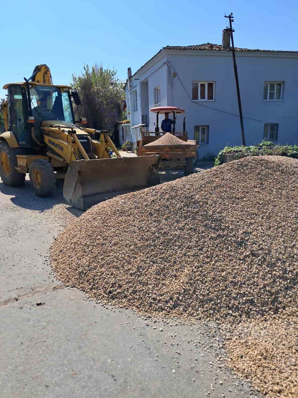 Sultanhisar’da bozulan yollar yenileniyor