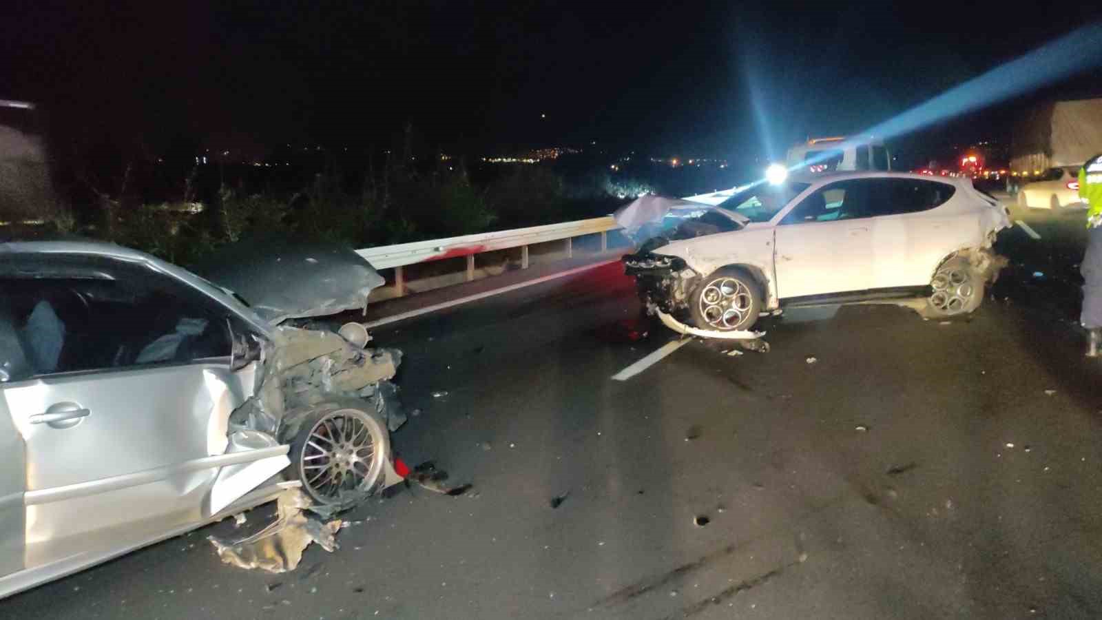 Otoyolda 4 araç çarpıştı: 1 ölü, 7 yaralı