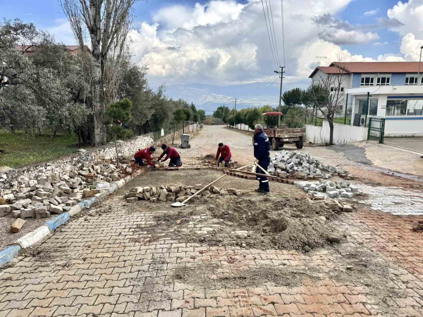 Karacasu’da yol ve kaldırım çalışmaları hız kesmeden devam ediyor