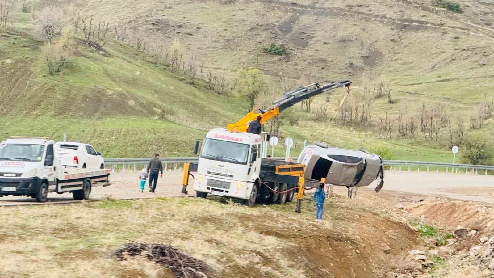 Şarampole yuvarlanan otomobilin içinde bulunanların burnu bile kanamadı