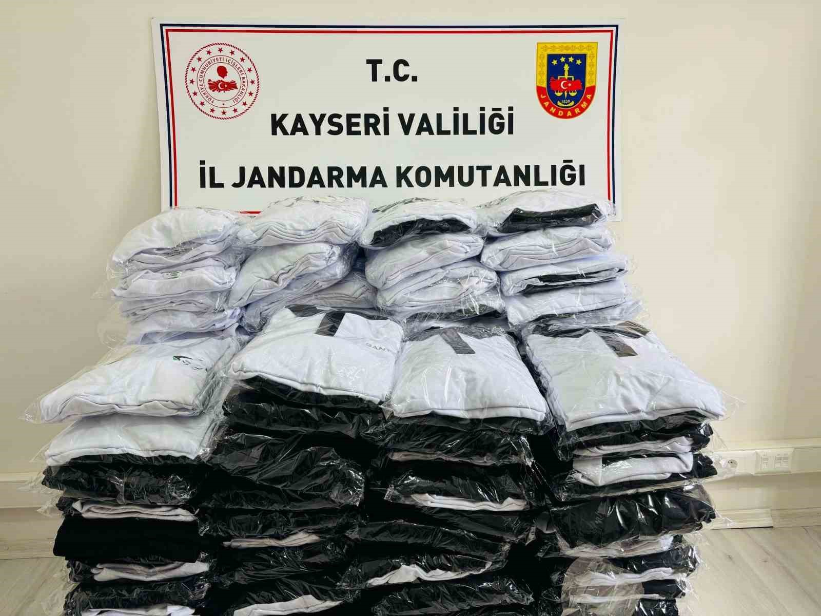 Sahte tişört operasyonu, yüzlerce ele geçirildi