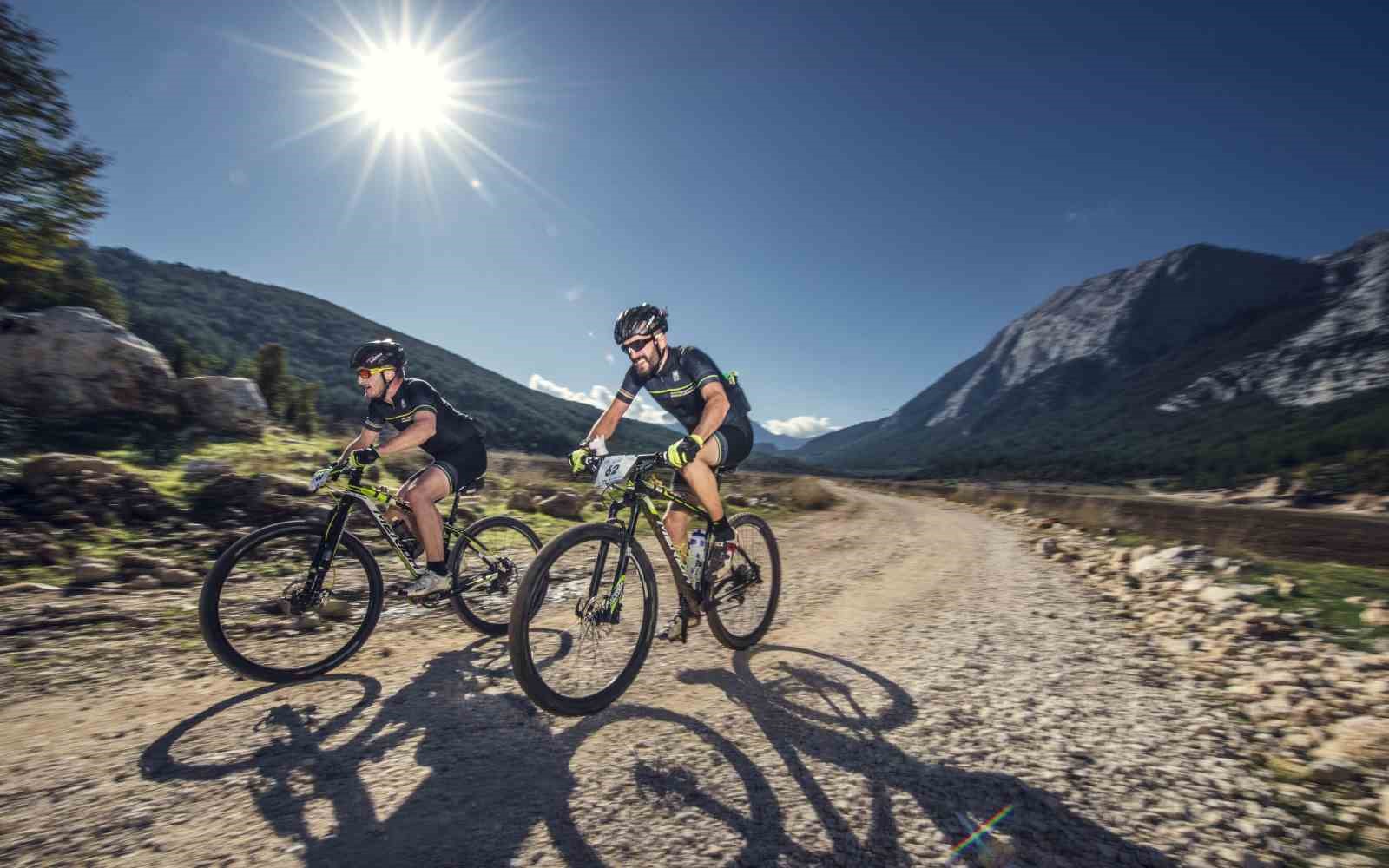 Rus ve Avrupalı bisiklet sporcuları kamp için Kemer’i tercih etti