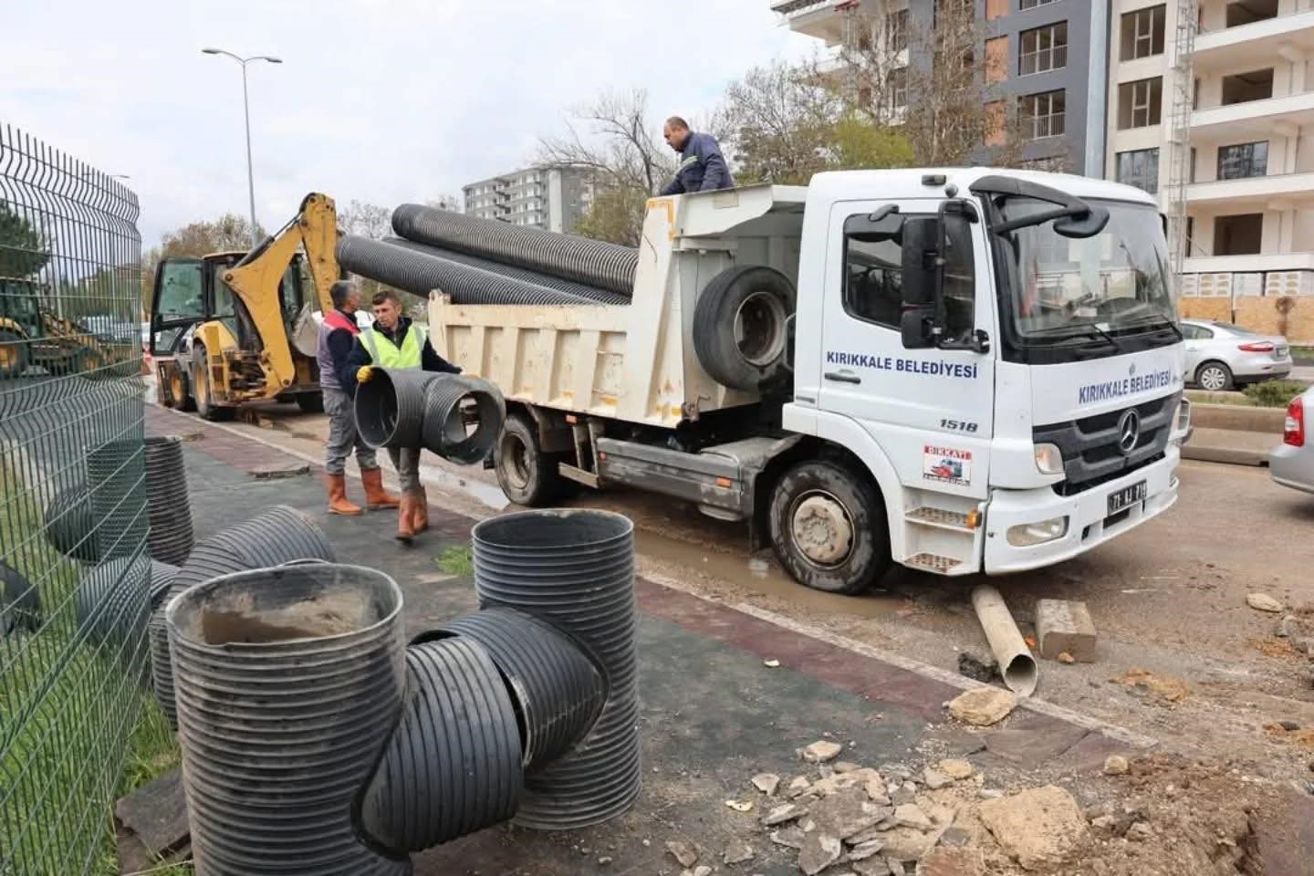Kırıkkale Belediyesi su birikintilerin yaşandığı yollarda çalışma başlattı