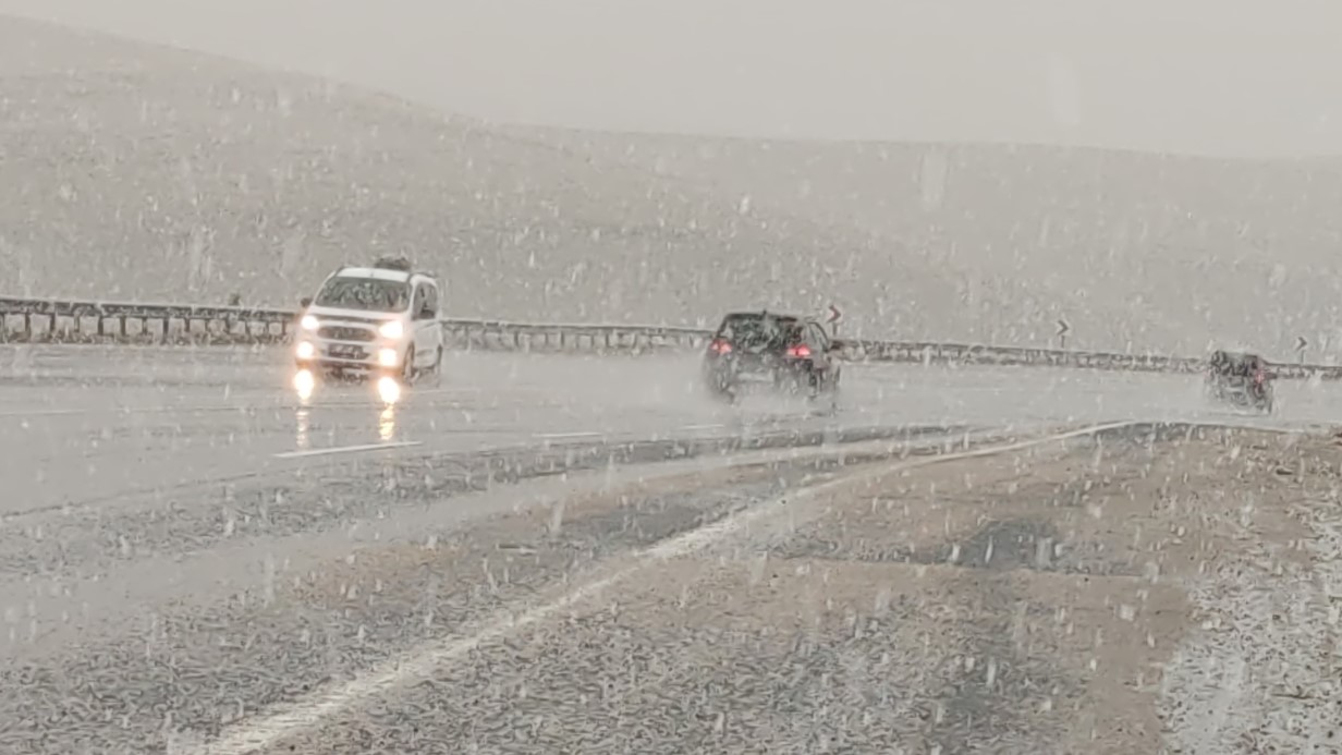 Van’da lapa lapa kar yağıyor