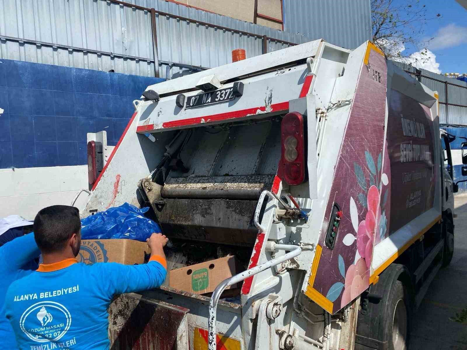 Alanya’da 85 kilo kokmuş balık imha edildi